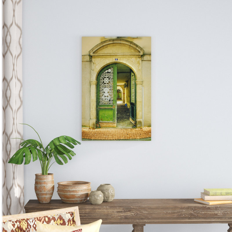 «Weathered Doorway II» par Colby Chester - reproduction de photo sur toile, H 36 po x l 24 po