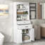 Armoire de rangement blanche pour salle de bain avec deux portes, tiroirs, tablette réglable et trois tablettes ouvertes - Fabrication en panneau de fibres à densité moyenne durable
