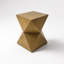 Table d'appoint en béton à symétrie prismatique, avec une texture lisse à grain de bois et une forme géométrique moderne