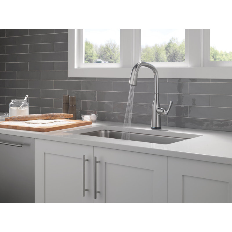 Robinet de cuisine à poignée simple sans contact Stryke avec technologie Delta VoiceIQ et avec accessoires, Acier arctique