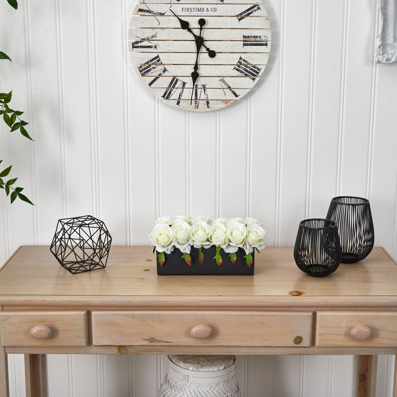 Arrangement floral de roses en pot, blanc