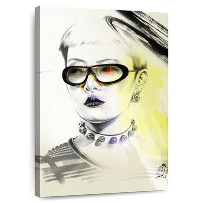 Femme Leisha avec des lunettes