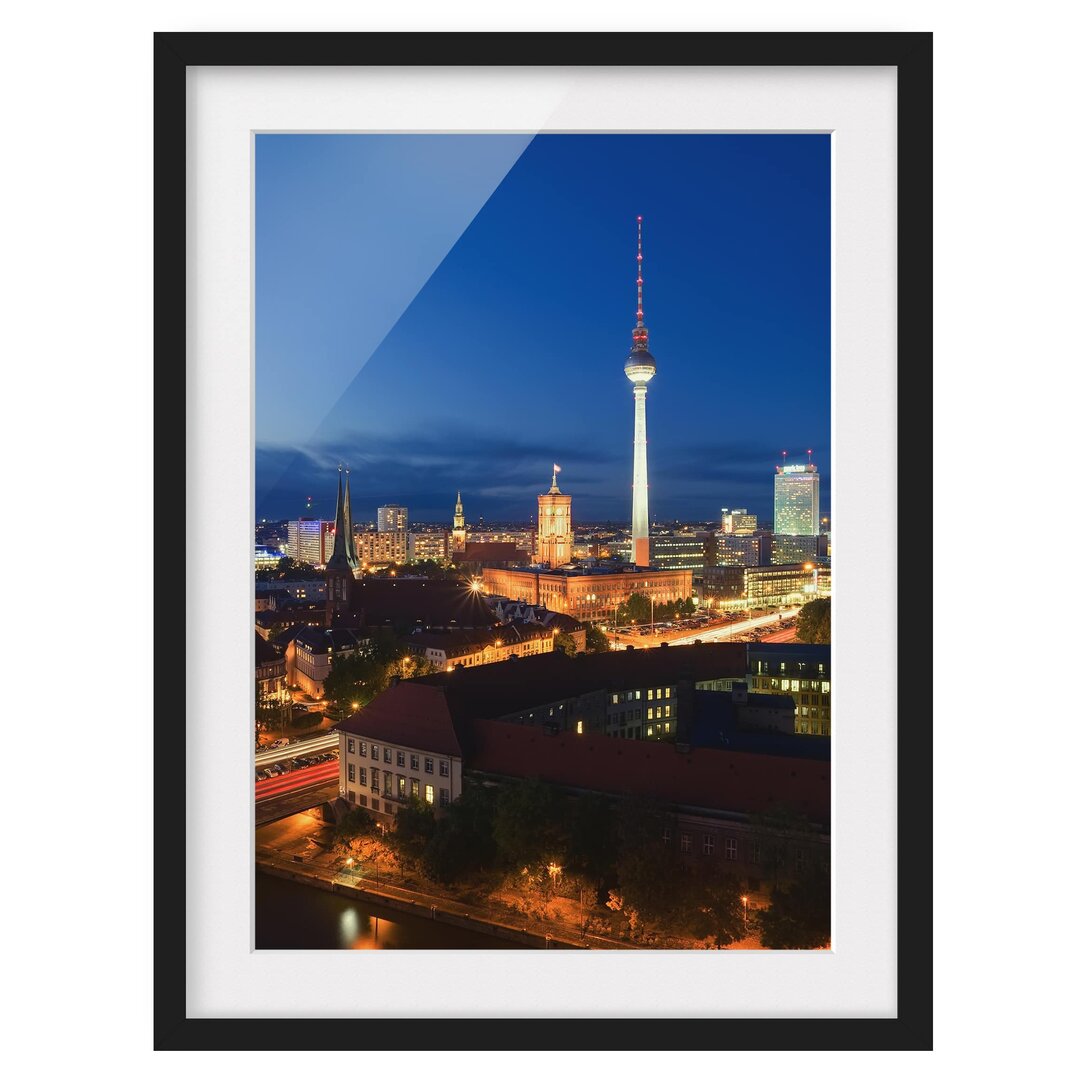 Gerahmtes Poster Fernsehturm bei Nacht