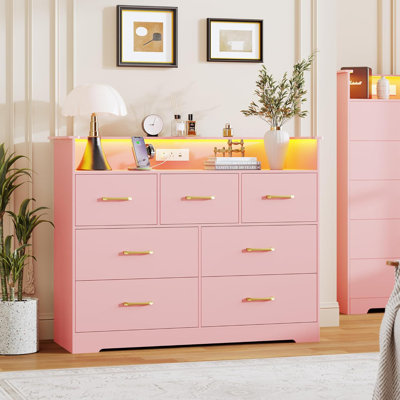 Commode rose à 7 tiroirs, armoire moderne de grande capacité avec éclairage à DEL personnalisé et station de charge, meubles de rangement élégants