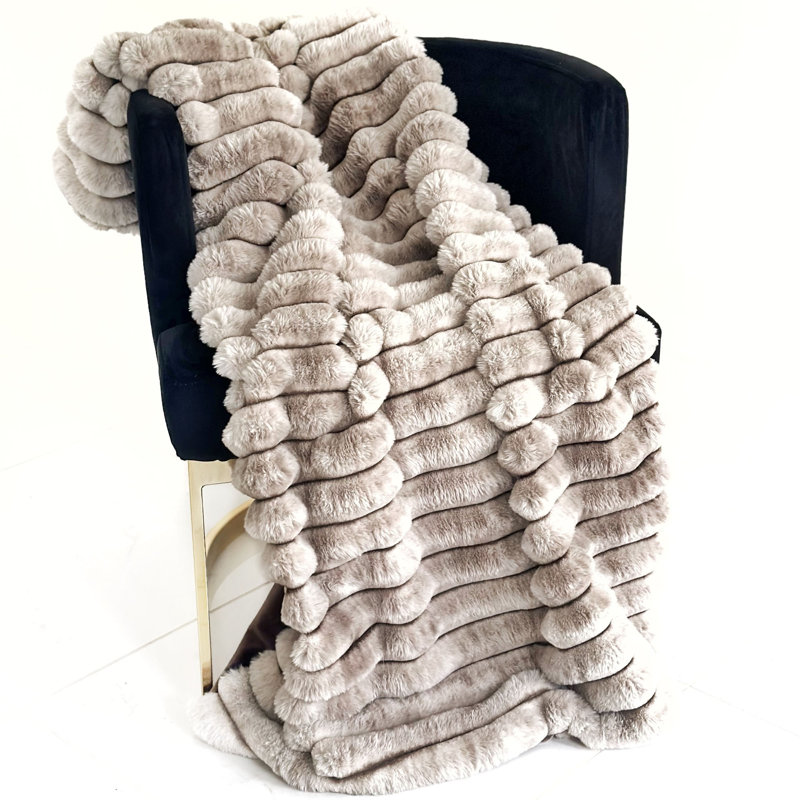 Jeté en fausse fourrure Plutus Luxe, Beige, L 60 po x l 36 po
