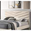 Très grand lit beige moderne avec capitonnage et pieds en bois inclinés avec structure rembourrée de la tête de lit de style Mid-Century-81397220