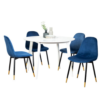 Ensemble de salle à manger 5 pièces - Table ronde blanche et 4 chaises. Structure robuste en bois d'hévéa. Revêtements de chaises en velours doux. Ornements dorés sur les pieds. Design moderne et élégant.