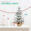 Arbre de Noël floqué sur table avec pointes enneigées et base en toile de jute stable
