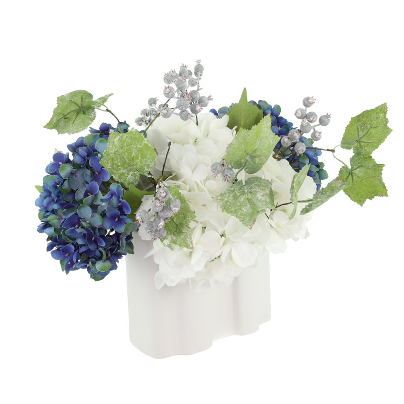 Arrangement floral hydrangées et baies