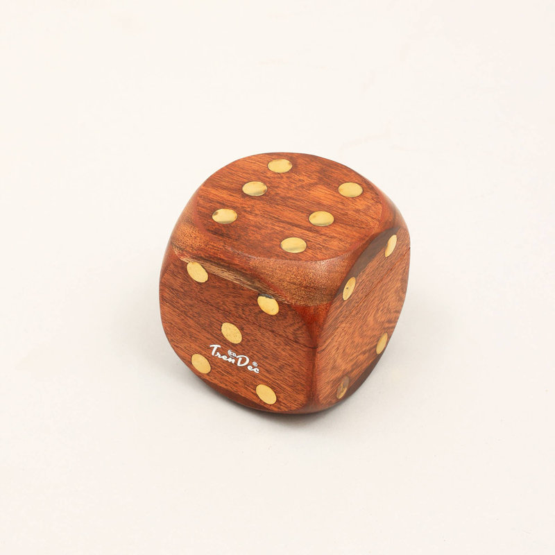 Dés en bois brun avec finition naturelle