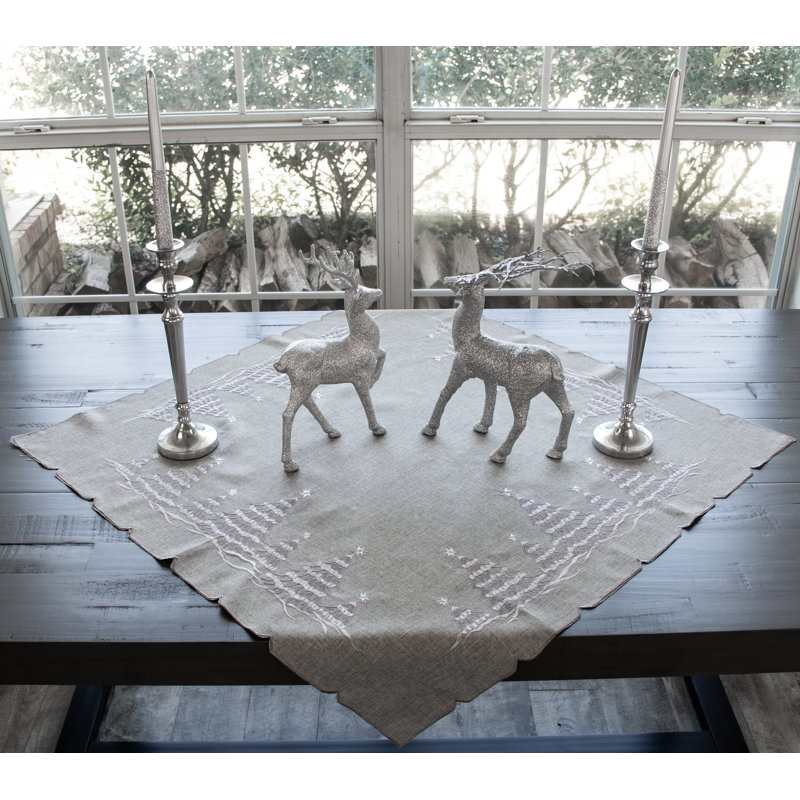 Scène d'arbre de Noël enneigé argenté sur plateau de table gris (carré 33 po)