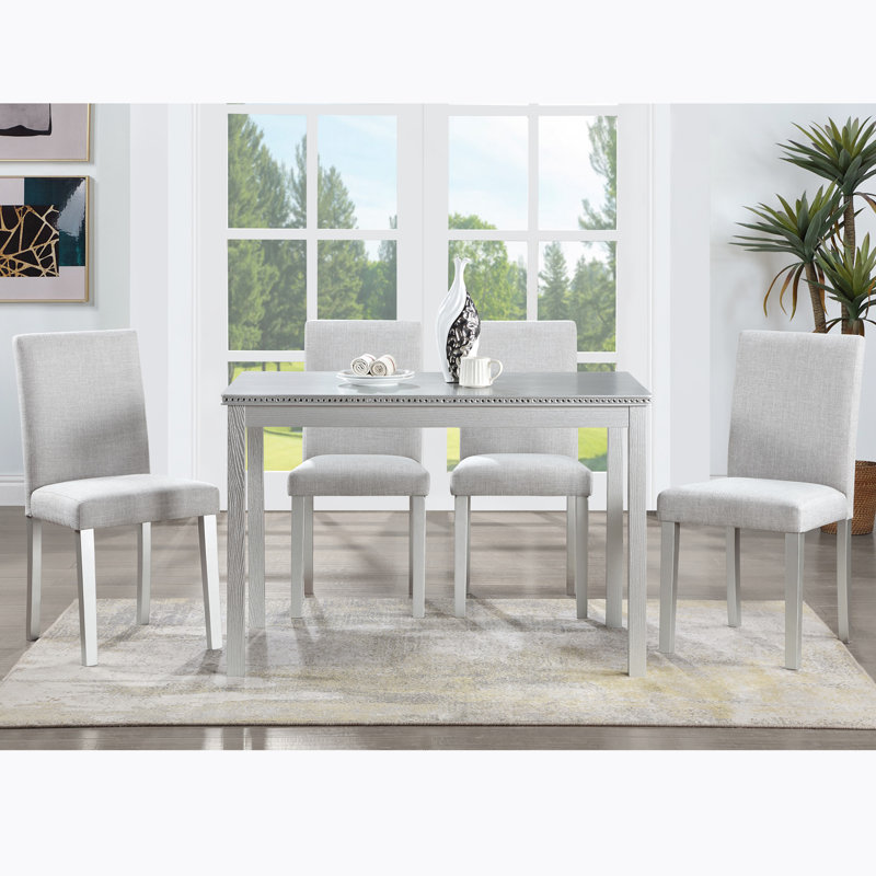 5 tables de salle à manger en bois dans un abat-jour gris argenté, table rectangulaire avec décor en cristal et 4 chaises rembourrées souples pour la décoration