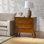 Commode d'appoint Mid-Century moderne à 3 tiroirs avec prise de courant Corri
