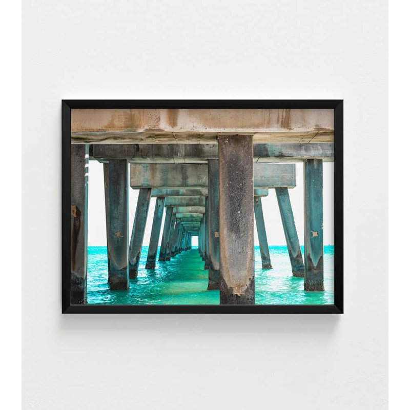 Under the Pier, reproduction: vue sur l'océan, art côtier moderne - décoration murale encadrée, Noir, H 12 po x l 16 po