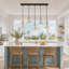 Suspension moderne à 5 lumières Kennesaw, à intensité variable, avec cône linéaire blanc et or, idéale pour îlot de cuisine.