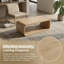 Table basse courbée en bois clair avec espace de rangement ouvert