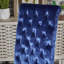 Ensemble de 2 chaises de salle à manger Marie, bouleau, velours bleu marine à haut dossier