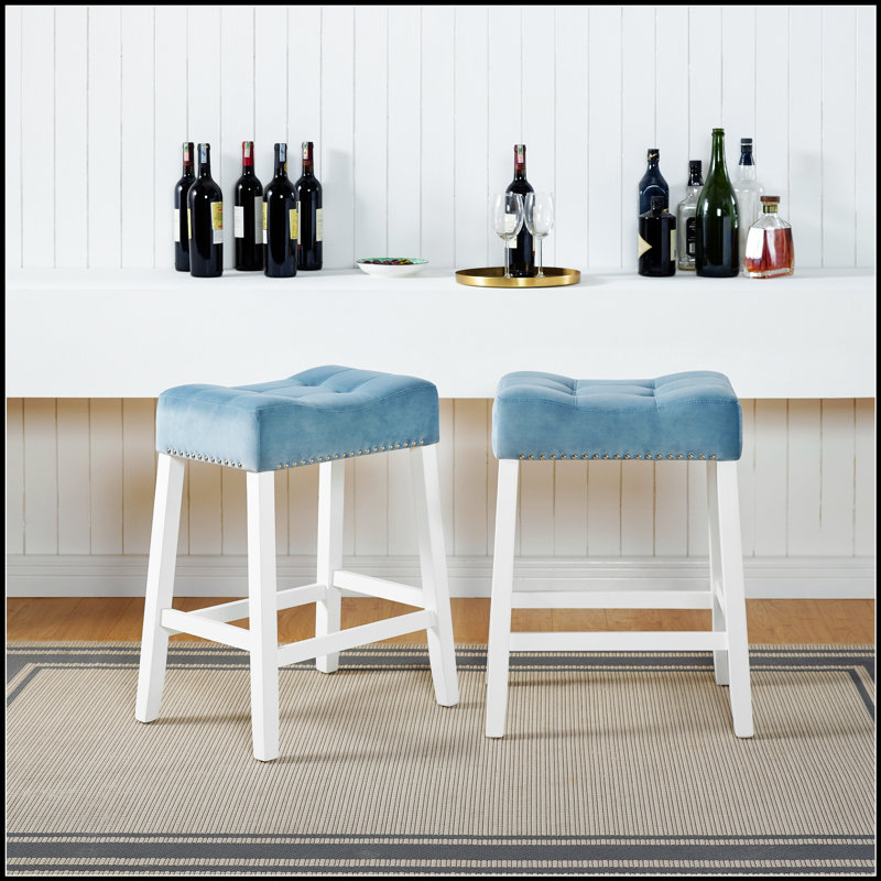 Ensemble de 2 tabourets à hauteur de comptoir en velours Morovo, luxueux et confortables pour les cuisines et les bars modernes.