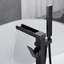 Robinet de baignoire autoportant à fixation sur le plancher à poignée simple avec douche à main Rishel-53077041