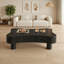 Table basse de salon silencieuse: l'apparence noire est polyvalente, le rangement à panneau rainuré dissimule le design incurvé des coins sécuritaires-363870892