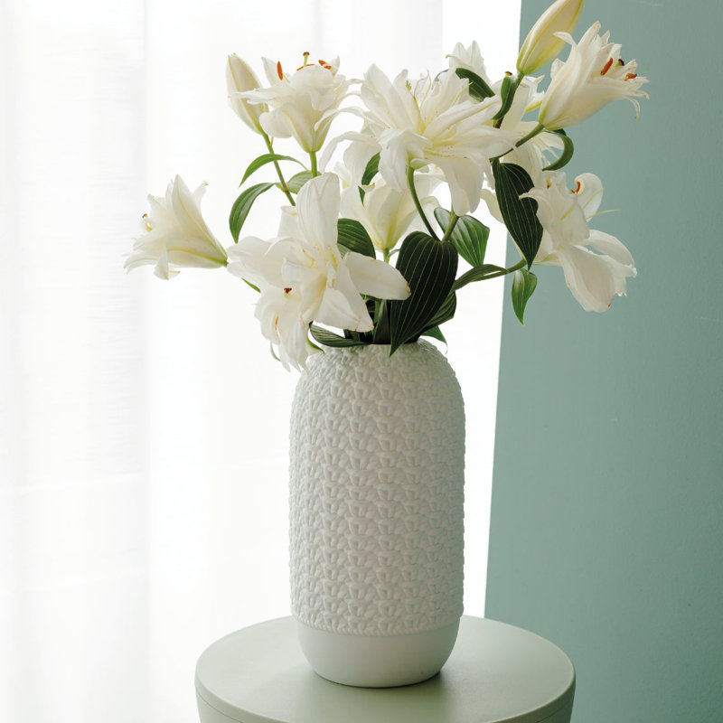 Vase en porcelaine tricotée