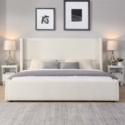 Élégant lit tapissier en tissu avec tête de lit haute, alliant simplicité moderne et confort luxueux pour une chambre à coucher élégante