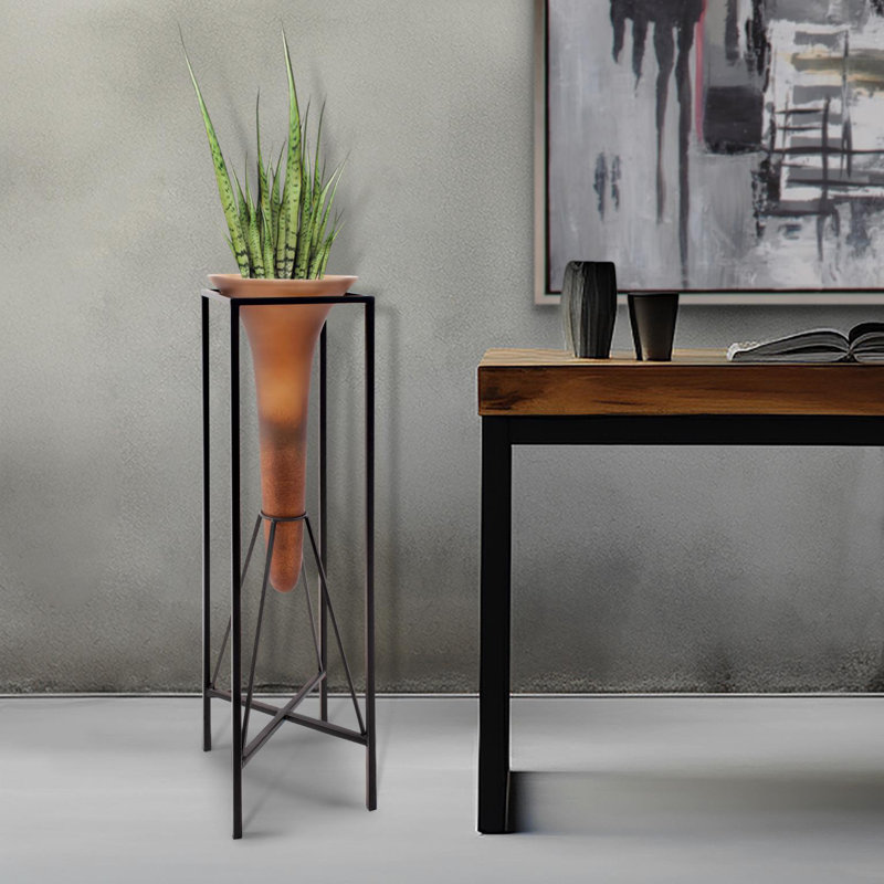 Vase en bronze Euler, H 36,25 po x l 9,5 po x P 9,5 po