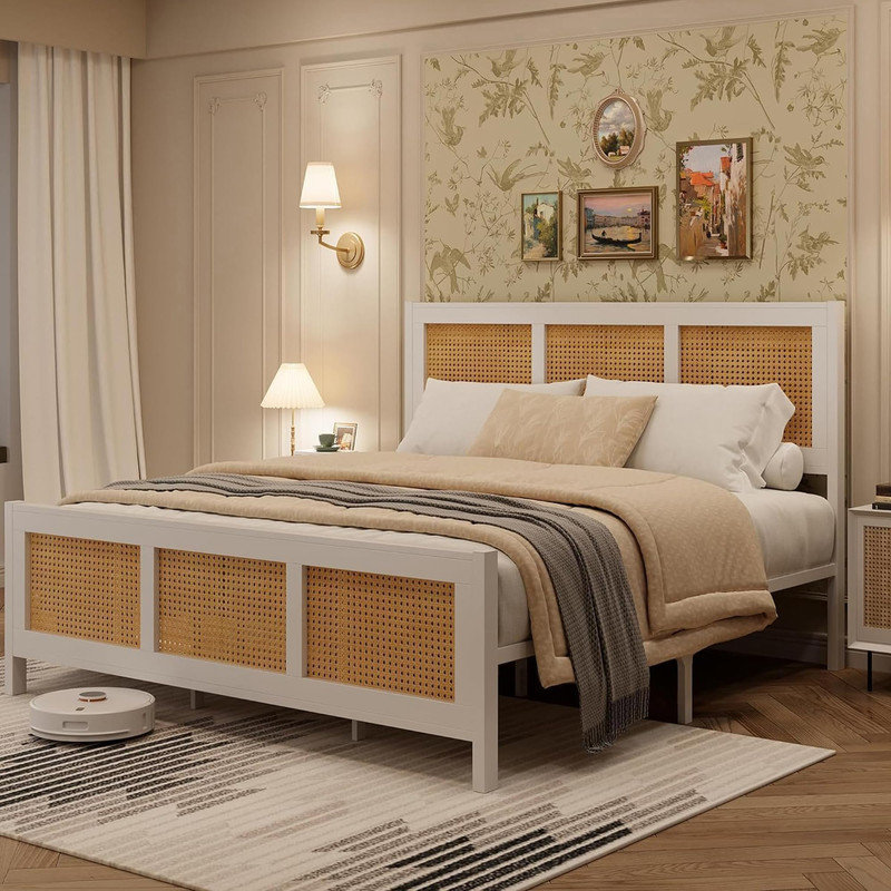 Structure de lit grand format en rotin blanc avec tête de lit tissée, base plateforme en métal, aucun sommier requis, dégagement de 14 pouces sous le lit
