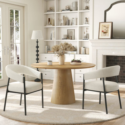 Ensemble de salle à manger rond rustique avec fauteuil, table de salle à manger en bois avec base à piédestal et chaises en chenille pour la salle à manger
