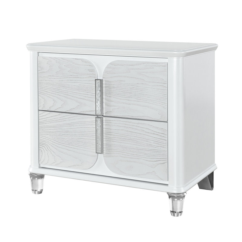 Table de chevet grise avec façade texturée, tiroirs spacieux, décorations en métal argenté et pieds en acrylique avec tiroirs