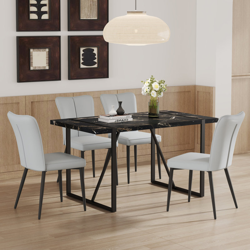 Ensemble de table et de chaises. Ensemble de salle à manger moderne en MDF à motif de marbre noir - 55 po x 31,4 po avec 4 chaises en polyuréthane gris clair avec un motif à rayures verticales sur le dossier. Convient pour la cuisine, la salle à manger, etc.