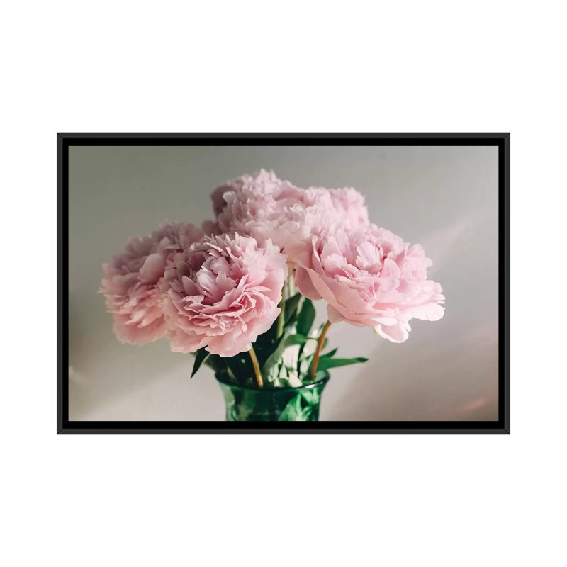 « rose pivoines on white i » sur toile, H 18 po x l 26 po x P 1,5 po, Toile avec cadre noir, Pas de tapis