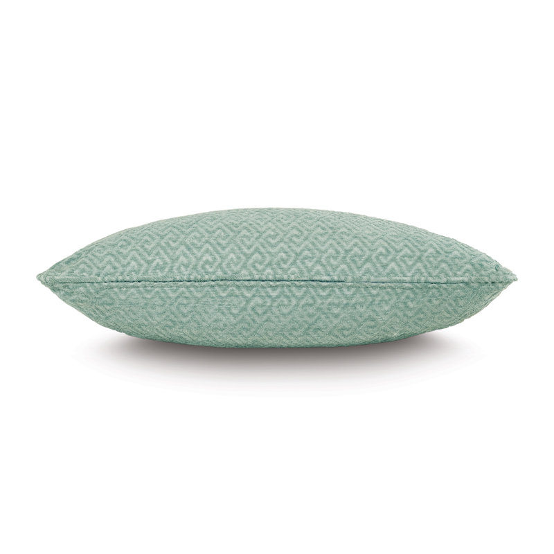 Housse et insert de coussin décoratif en forme de clé grecque par Alexa Hampton, Céladon