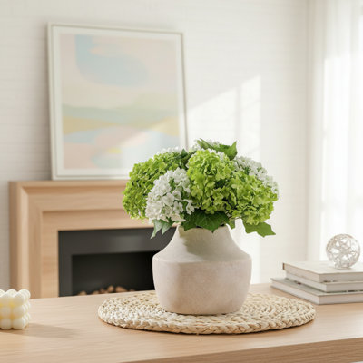 Vase en céramique blanc cassé de style rustique, d'une taille de 5,3 pouces, avec une texture patinée à la main. Parfait pour les tables de salon ou les bibliothèques.