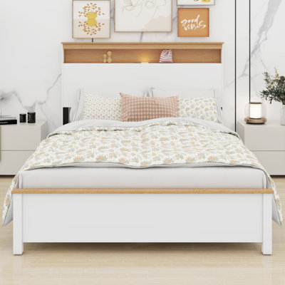 Le cadre de lit de style campagnard rustique avec tête de lit est livré avec une station de charge intégrée