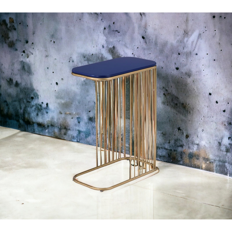Table d'appoint hypnotisante bleue et dorée avec des options utilitaires distinctives captivantes