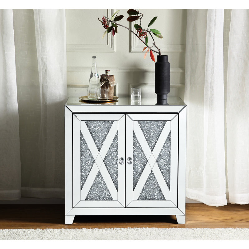 Console miroir avec façade ornée de faux diamants, rangement à 2 portes, pieds fuselés, plateau en verre trempé de 4 mm, dimensions 81 cm (32 pouces), bordure de table transparente et large