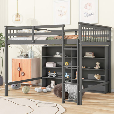 Lit mezzanine avec 8 tablettes de rangement ouvertes et échelle intégrée