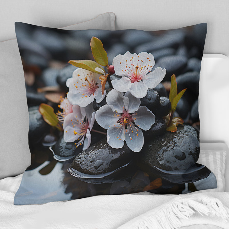 Coussin White Magnolias On River Rocks