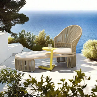 Chaise longue rotative en métal avec table