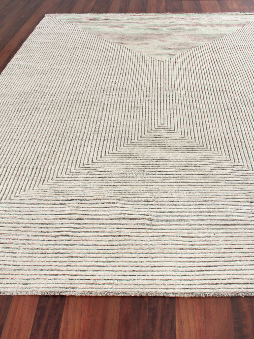 Exquisite Rugs Crescent Handmade Hand Knotted New Zealand Wool Ivory ...