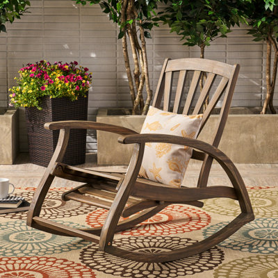 Chaise berçante grise en bois avec repose-pieds