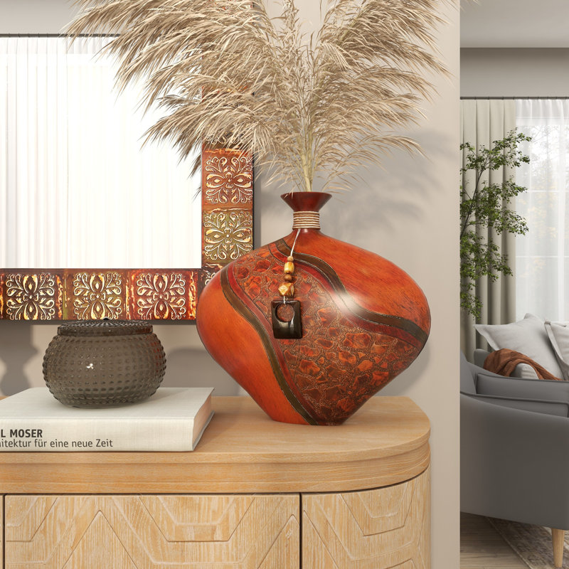 Vase en polystone avec détails en relief