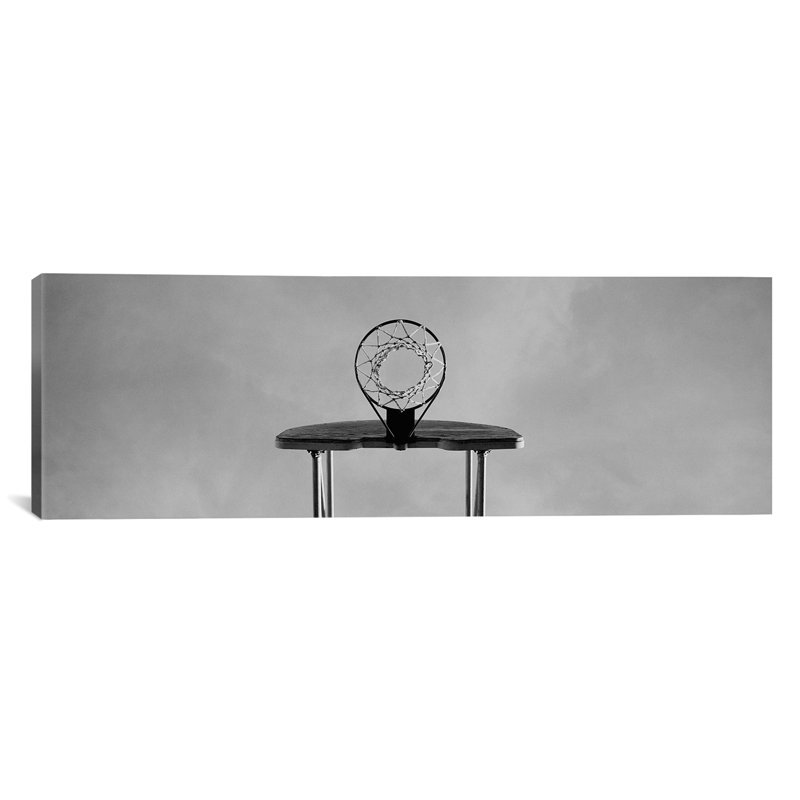 «Low Angle View of a Basketball Hoop», impression panoramique sur toile tendue, H 24 po x l 72 po x P 1,5 po, Toile tendue