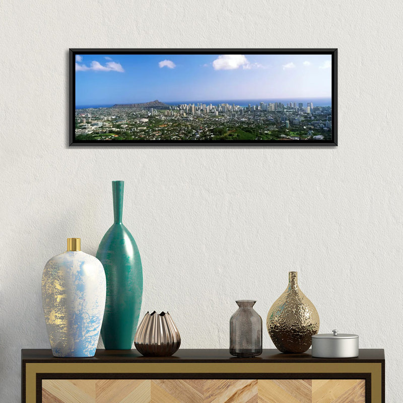 Honolulu, Hawaii par Panoramic Images - reproduction de photo sur toile, H 12 po x l 36 po x 1,5 po, Cadre noir