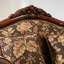 Sofa en tissu léger et luxueux de style médiéval.