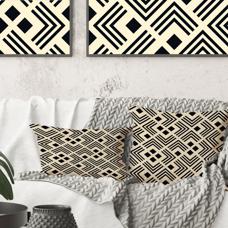 Coussin décoratif à motif géométrique noir et jaune Labyrinth, 16 po x 16 po