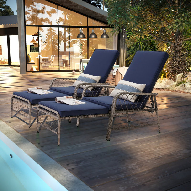Ensemble de chaise longue d'extérieur en osier avec table Anghelache, Bleu