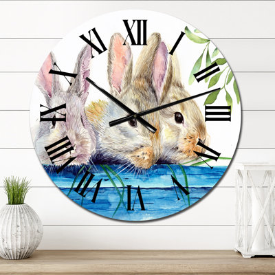 Trois lapins moelleux derrière une clôture en bois bleue - Horloge murale traditionnelle