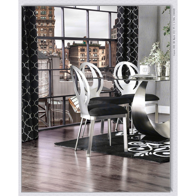 Chaises de salle à manger contemporaines à structure en métal argenté avec coussins en microfibre noir et dossier ovale pour un confort moderne